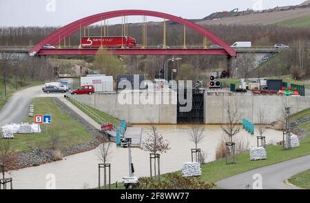 Markkleeberg, Allemagne. 15 avril 2021. Des sacs de sable et des bâtons lumineux se trouvent le long du canal entre les lacs Störmthal et Markkleeberg. Après la fermeture des deux lacs d'exploitation minière à ciel ouvert au sud de Leipzig, la société de remise en état minière LMBV s'attend à ce que les premières mesures de sécurisation soient achevées d'ici la fin du mois de mai. Après cela, le district de Leipzig pourrait libérer à nouveau le lac. Des fissures ont été découvertes dans le remblai du canal de 850 mètres de long reliant les deux lacs. Credit: Jan Woitas/dpa-Zentralbild/dpa/Alay Live News Banque D'Images