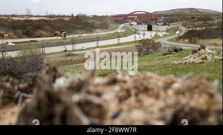 Markkleeberg, Allemagne. 15 avril 2021. Des véhicules de construction sont en service le long du canal entre les lacs Störmthal et Markkleeberg. Suite à la fermeture des deux lacs à ciel ouvert au sud de Leipzig, la société de remise en état minière LMBV s'attend à ce que les premières mesures de sécurisation soient achevées d'ici la fin du mois de mai. Après cela, le district de Leipzig pourrait rouvrir le lac. Des fissures ont été découvertes dans le remblai du canal de 850 mètres de long reliant les deux lacs. Credit: Jan Woitas/dpa-Zentralbild/dpa/Alay Live News Banque D'Images