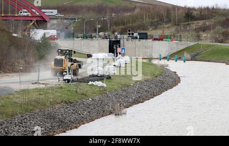 Markkleeberg, Allemagne. 15 avril 2021. Des véhicules de construction sont en service le long du canal entre les lacs Störmthal et Markkleeberg. Suite à la fermeture des deux lacs à ciel ouvert au sud de Leipzig, la société de remise en état minière LMBV s'attend à ce que les premières mesures de sécurisation soient achevées d'ici la fin du mois de mai. Après cela, le district de Leipzig pourrait rouvrir le lac. Des fissures ont été découvertes dans le remblai du canal de 850 mètres de long reliant les deux lacs. Credit: Jan Woitas/dpa-Zentralbild/dpa/Alay Live News Banque D'Images