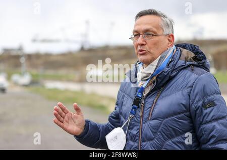 Markkleeberg, Allemagne. 15 avril 2021. Uwe Steinhuber, porte-parole de LMBV, se trouve près du canal entre les lacs Störmthal et Markkleeberg. Après la fermeture des deux lacs d'exploitation minière à ciel ouvert au sud de Leipzig, la société de remise en état minière LMBV suppose que les premières mesures de sécurisation seront achevées d'ici la fin du mois de mai. Après cela, le district de Leipzig pourrait libérer à nouveau le lac. Des fissures ont été découvertes dans le remblai du canal de 850 mètres de long reliant les deux lacs. Credit: Jan Woitas/dpa-Zentralbild/dpa/Alay Live News Banque D'Images