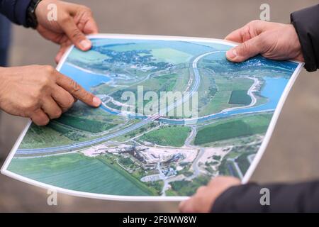 Markkleeberg, Allemagne. 15 avril 2021. Deux employés de LMBV expliquent les problèmes du canal entre les lacs Störmthal et Markkleeberg. Après la fermeture des deux lacs d'exploitation minière à ciel ouvert au sud de Leipzig, la société de remise en état minière LMBV s'attend à ce que les premières mesures de sécurisation soient achevées d'ici la fin du mois de mai. Après cela, le district de Leipzig pourrait libérer à nouveau le lac. Des fissures ont été découvertes dans le remblai du canal de 850 mètres de long reliant les deux lacs. Credit: Jan Woitas/dpa-Zentralbild/dpa/Alay Live News Banque D'Images