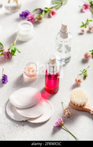 produits de bain et de soins du corps écologiques sans gaspillage et fleurs sauvages. cosmétiques naturels pour soins spa à domicile Banque D'Images