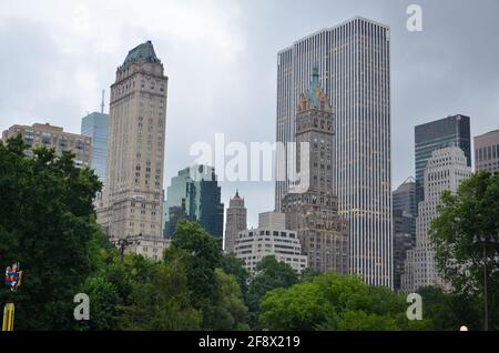 Vue sur la ville depuis Central Park à New York par temps nuageux Banque D'Images