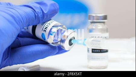 Odessa, Ukraine - 9 décembre 2020 : un scientifique ou un médecin porte un nouveau vaccin BNT162b2 pour l'injection de volontaires humains contre le COV-SRAS Banque D'Images