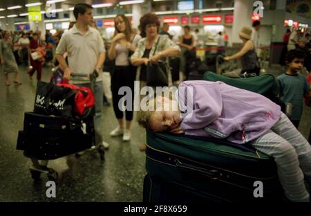 PASSAGERS RETARDÉS À L'AÉROPORT DE GATWICK LE 2001 JUILLET Banque D'Images