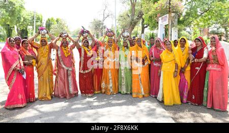 Beawar, Inde. 15 avril 2021. Rajasthani femmes portant des urnes d'eau sur leurs têtes pour le culte à une idole d'Isar-Gaura comme Seigneur Shiva et la déesse Parvati à l'occasion du festival Gangaur à Beawar. (Photo de Sumit Saraswat/Pacific Press) crédit: Pacific Press Media production Corp./Alay Live News Banque D'Images