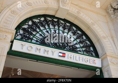 Valetta, Malte - 22 octobre 2020 : panneau Tommy Hilfiger. Tommy Hilfiger Corporation est un fabricant de vêtements. Il produit et vend des articles de sport pour hommes Banque D'Images