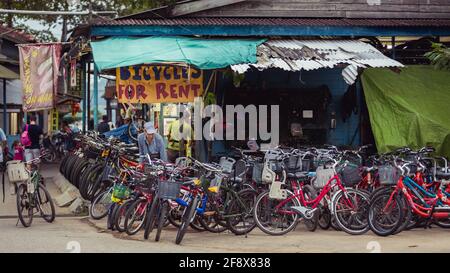 Pulau Ubin, Singapour - 4 janvier 2014 : l'un des nombreux magasins louant des vélos sur l'île de Pulau Ubin. Banque D'Images