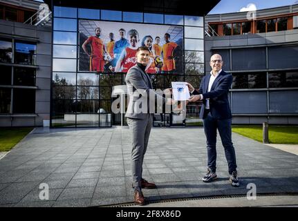 Zeist, pays-Bas. Avril 15 2021: 10:38:06 Evgeni Levchenko, président de l'Association of Contract Players (VVCS), remet une pétition à Gijs de Jong, secrétaire général de la KNVB (R). Les joueurs professionnels actifs aux pays-Bas ont signé la pétition, qui porte une attention particulière aux conditions de travail au Qatar. Le VVCS souhaite que la KNVB et la FIFPro fassent davantage pour persuader la FIFA de faire pression sur le gouvernement du Qatar. À Zeist, pays-Bas, le 15 avril 2021. ANP SEM VAN DER WAL crédit: ANP/Alay Live News Banque D'Images