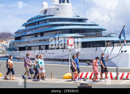 Las Palmas, Grande Canarie, Îles Canaries, Espagne. 15 avril 2021. Megayacht, propriété de Walmart Heiress, Nancy Walton Laurie, arrime sur Gran Canaria pour prendre du carburant et des fournitures. Le super yacht de 300 millions de dollars, long de 110 mètres, appelé KAOS, est en route pour Gibraltar depuis St Thomas dans les Caraïbes. PHOTO : les touristes allemands du bateau de croisière TUI se promo devant le superyacht. Crédit : Alan Dawson/Alay Live News. Banque D'Images