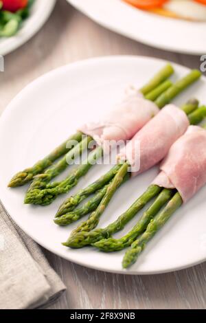 Petits pains au jambon avec asperges. Photo de haute qualité. Banque D'Images