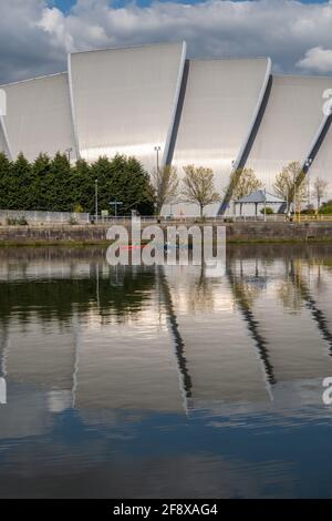 Glasgow, Écosse, Royaume-Uni. 15 avril 2021. Météo au Royaume-Uni : réflexions à la SEC Armadillo sur la rivière Clyde. Credit: SKULLY/Alay Live News Banque D'Images