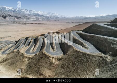 vue aérienne de la route de montagne pleine de virages en épingle à cheveux Qui relient le comté autonome Tajik de Tachkurg et le canton de Wacha Banque D'Images