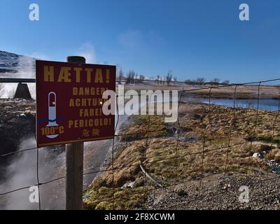 Panneau d'avertissement sur les sources d'eau chaude de Deildartunguhver à Reykholt dans la communauté de Borgarbyggð dans l'ouest de l'Islande informant sur la température élevée de l'eau chaude. Banque D'Images
