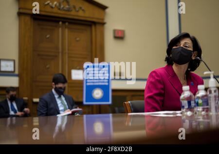 Washington, États-Unis d'Amérique. 15 avril 2021. Le Dr Rochelle P. Wamensky, MD, MPH, directrice des centres de contrôle et de prévention des maladies (CDC), s'exprime devant le sous-comité spécial de la Chambre des États-Unis sur la crise du coronavirus au Capitole, à Washington, le jeudi 15 avril 2021. Crédit: AMR Alfiky/Pool via CNP | usage dans le monde crédit: dpa/Alay Live News Banque D'Images