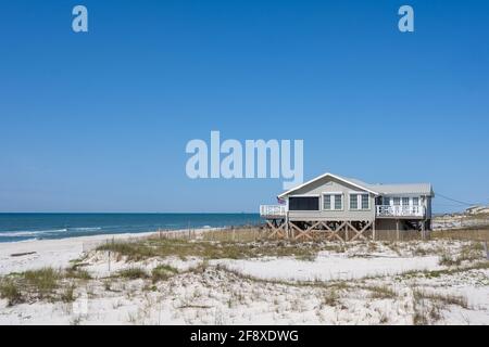 GULF SHORES, AL, Etats-Unis - 29 MARS 2021: Maison de plage sur le golfe du Mexique Banque D'Images