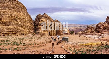 Monastère monumental (ad Deir) entre les rochers, Petra, Jordanie Banque D'Images
