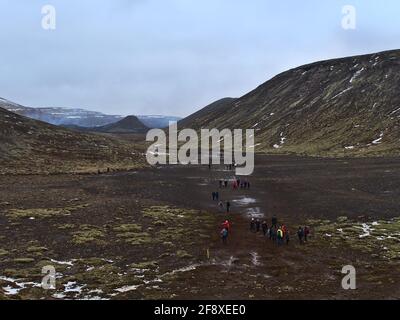 Les personnes qui ont fait de la randonnée vers le volcan récemment éclaté à la montagne de Fagradalsfjall dans les vallées de Geldingadalir avec un paysage volcanique rugueux le jour d'hiver nuageux. Banque D'Images