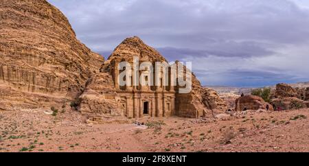 Monastère monumental (ad Deir) entre les rochers, Petra, Jordanie Banque D'Images