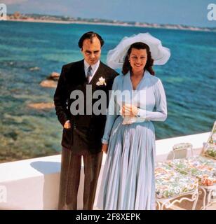 RITA HAYWORTH actrice américaine de film avec son troisième mari Prince LYA Khan à leur réception de mariage dans le jardin de Le Château de l'Horizon près de Cannes le 27 mai 1949 Banque D'Images