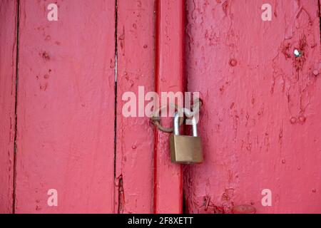 Cadenas sur la porte rouge en bois fermé, fermé fermé sécurisé entrée de la maison. Détail porte traditionnel, Plaka Athènes Grèce Banque D'Images