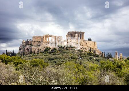 Athènes, Grèce. L'Acropole et le temple du Parthénon, point de repère. Vue panoramique sur les vestiges de la Grèce antique depuis la colline de Philopapos, ciel nuageux. Banque D'Images