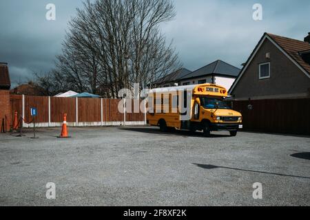 Bus scolaire jaune converti en minibus hamburger Banque D'Images