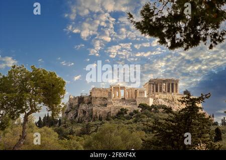 Athènes, Grèce. L'Acropole et le temple du Parthénon, point de repère. Vue panoramique sur les vestiges de la Grèce antique depuis la colline de Philopapos, ciel bleu ciel nuageux. Banque D'Images