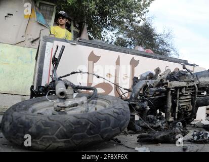 Bagdad. 15 avril 2021. La photo prise le 15 avril 2021 montre le reste d'un véhicule brûlé par l'explosion d'une voiture piégée dans la ville de Sadr, à Bagdad, en Irak. Jusqu'à cinq personnes ont été tuées et 21 autres blessées jeudi dans une explosion de voitures piégée dans une zone surpeuplée de l'est de Bagdad, a déclaré une source du ministère de l'intérieur. L'explosion s'est produite dans l'après-midi lorsqu'une voiture piégée a explosé près d'un marché dans la région d'Al-Habiyah, dans la ville de Sadr, a déclaré la source à Xinhua, sous réserve d'anonymat. Credit: Khalil Dawood/Xinhua/Alamy Live News Banque D'Images