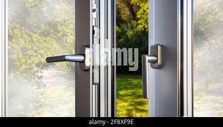 Détail fenêtre ouverte en aluminium. Vue rapprochée du cadre de porte en PVC, métal. Efficacité énergétique, profil de sécurité, arrière-plan en garde à l'extérieur Banque D'Images