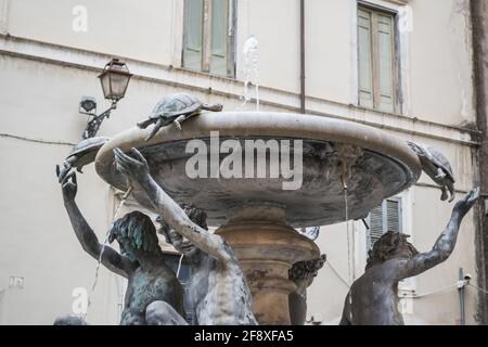 Gros plan de la Fontana delle Tartarughe de la fin de la Renaissance italienne à Rome, Italie Banque D'Images