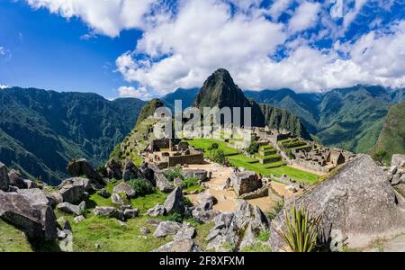 Citadelle dans les montagnes, Machu Pichu, Huayna Picchu, Pérou Banque D'Images