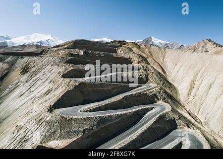 vue aérienne de la route de montagne pleine de virages en épingle à cheveux Qui relient le comté autonome Tajik de Tachkurg et le canton de Wacha Banque D'Images