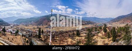 Vue sur la rivière, la ville et la montagne, la rivière Paro Chhu, Paro, Bhoutan Banque D'Images