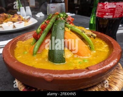 Tagine de poulet aux légumes, plat marocain servi dans un restaurant. Banque D'Images