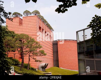 Extérieur en briques orange de terre cuite, carrelage, Mario Botta a conçu le musée d'art de Leeum à Séoul, en Corée du Sud. Banque D'Images