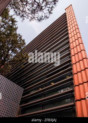 Angle vif, extérieur en brique orange de terre cuite, carrelage, Mario Botta a conçu le musée d'art de Leeum à Séoul, Corée du Sud. Banque D'Images