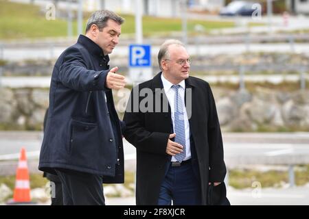 Lutte pour le candidat à la chancelière le Premier ministre CDU est derrière Soeder. Photo d'archive: De gauche à droite: Markus SOEDER (Premier ministre de Bavière et Président du CSU) accueille Reiner HASELOFF (député de Saxe Anhalt). Le Premier ministre, M. Soeder, vous invite à la conférence annuelle des chefs de gouvernement à Schloss Elmau les 24 et 25 octobre 2019. Banque D'Images