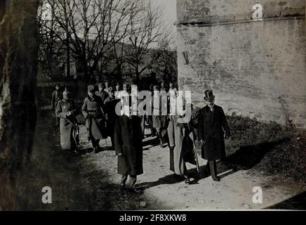 Le roi de Bavière ; Ludwig III., visite du Commando du Groupe Heeres à Sighişoara (Schässburg, Segesvar), 7.11.1916 Archiduke Karl fut à partir de juin 1916, commandant supérieur d'une sous-section du Front oriental et commanda plusieurs armées entre Brody et les Carpates. Dans le cadre de ce commandant, Archduke Karl a inspecté ses unités associées. Banque D'Images