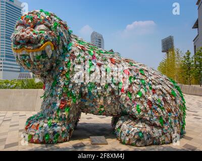 Une version amusante de Haechi, le symbole de la ville. Fabriqués à partir de bouteilles de boisson en plastique aplaties et recyclées. À Séoul, en Corée du Sud. Banque D'Images