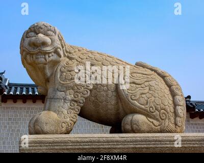 La pierre Haechi, monstre de lion fantaisie, figure, le symbole de la ville. Devant le palais Gyeongbokgung à Séoul, en Corée du Sud. Banque D'Images