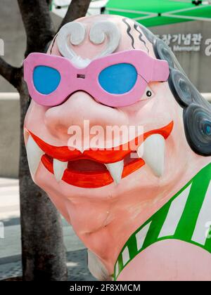 Une version amusante de Haechi, le symbole de la ville. Fait pour ressembler à une femme touriste de plage avec des lunettes de soleil. À Séoul, en Corée du Sud. Banque D'Images