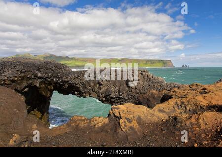 Arche naturelle, formation rocheuse de basalte noire érodée à Cape Dyrhólaey / Cape Portland près de Vík í Mýrdal, Islande Banque D'Images