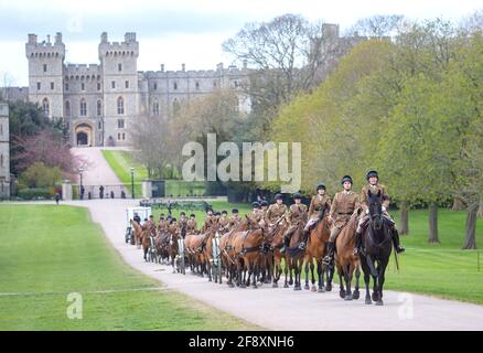 Windsor, Royaume-Uni. 13 avril 2021. Une répétition complète au château de Windsor pour les funérailles du prince Philippe, duc d'Édimbourg. Les funérailles auront lieu à la chapelle Saint-Georges, à Windsor, à 15:00 le samedi 17 avril. Seuls 30 personnes y participeront. Répétition de robe pour le funéraire du Duc d'Édimbourg crédit: Mark Thomas/Alay Live News Banque D'Images