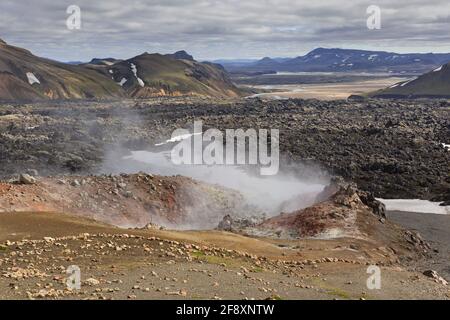 Vapeur des fumaroles / solfataras dans les montagnes rhyolites du volcan Brennisteinsalda près de Landmannalaugar, Réserve naturelle de Fjallabak, Sudurland, Islande Banque D'Images