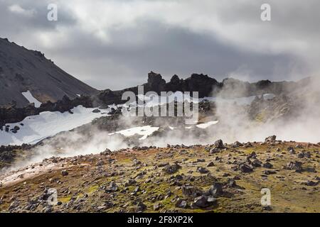 Vapeur des fumaroles / solfataras dans les montagnes rhyolites du volcan Brennisteinsalda près de Landmannalaugar, Réserve naturelle de Fjallabak, Sudurland, Islande Banque D'Images