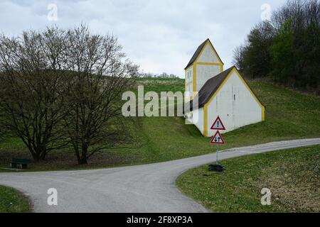 L'installation artistique 'sunken Village' de l'artiste Timm Ulrichs reprend le thème de la disparition de Fröttmaning. Banque D'Images