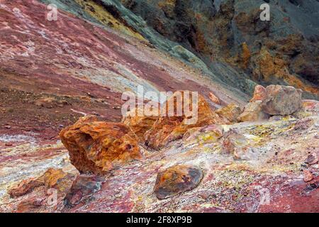 Formations rocheuses de rhyolite de couleur volcanique, fer et soufre au volcan Brennisteinsalda près de Landmannalaugar, Réserve naturelle de Fjallabak, Islande Banque D'Images