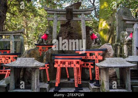 Porte en pierre de torii, religion japonaise Shinto Shrine ou Jinja, pour prières et prières. Le texte japonais se lit comme suit : 'Inari Shrine' Banque D'Images