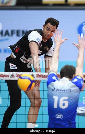 Friedrichshafen, Allemagne. 15 avril 2021. Volleyball, hommes: Bundesliga, Berlin volées - VfB Friedrichshafen, championnat, finale, match de 3 dans la ZF Arena. Benjamin Patch (l) des volées de recyclage de Berlin fait éclater une balle sur le filet que Nicolas Marechal (r) de VfB Friedrichshafen tente de bloquer. Credit: Felix Kästle/dpa/Alay Live News Banque D'Images